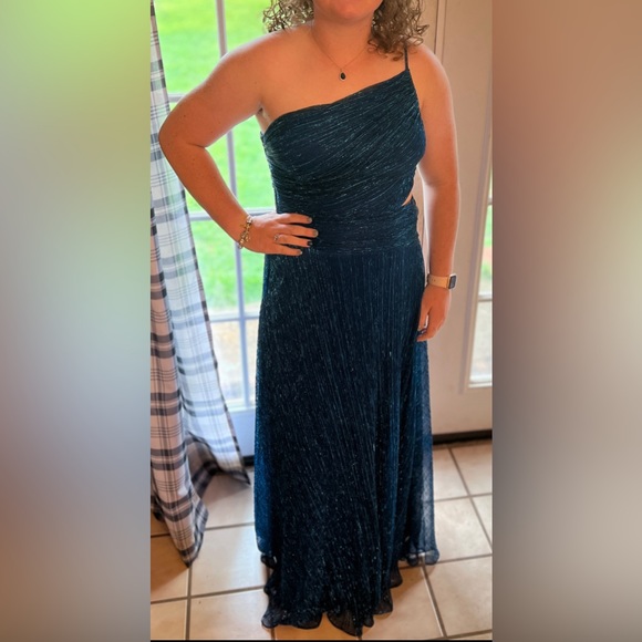 Beautiful Formal Dress. Betsy & Adam sz. 8 - Picture 1 of 4